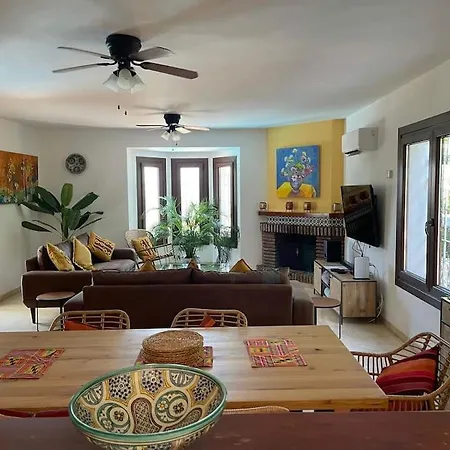 Beautiful 9 Bedroom With And Pool.
