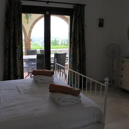 Beautiful 9 Bedroom With And Pool. Villa