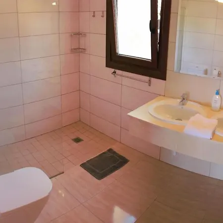 Beautiful 9 Bedroom With And Pool. Villa